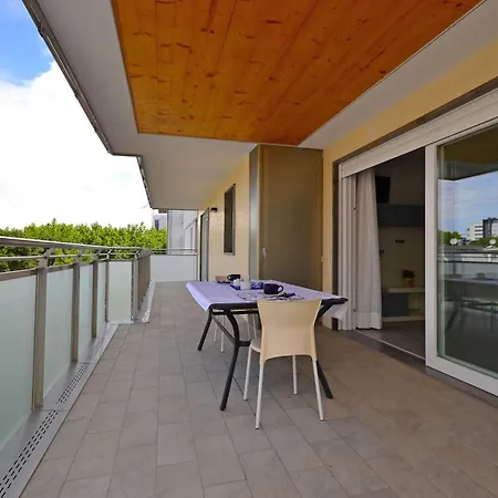 Coastal Flat With Spacious Balcony Lignano Sabbiadoro